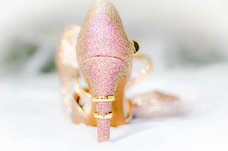 Sapato de salto com glitter rosa, em detalhe