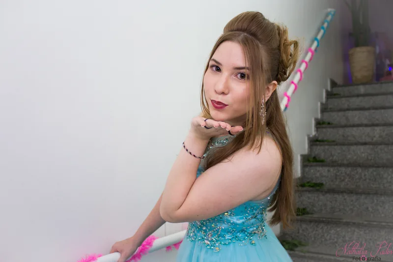 Debutante com vestido azul e maquiagem em tons suaves
