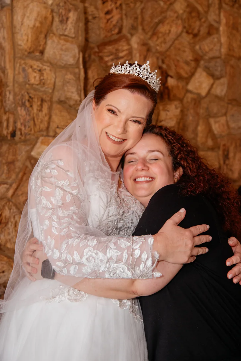 Nathalia abraçada com a noiva depois da produção pronta