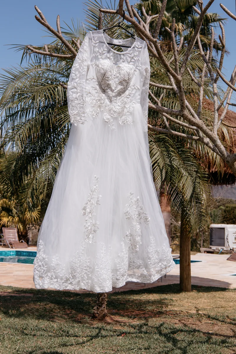 Vestido de noiva pendurado em uma árvore, ao ar livre
