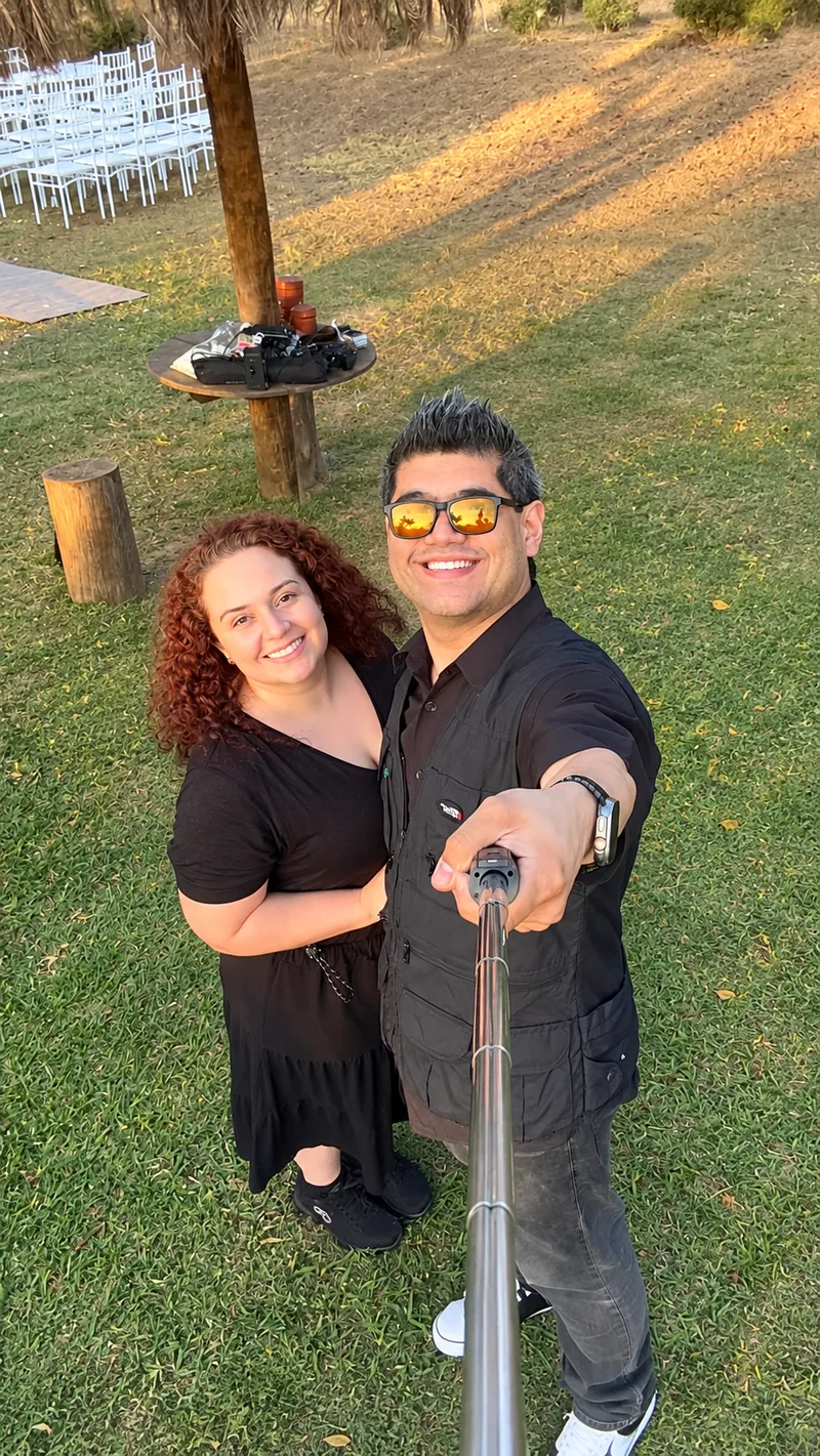 Nathalia e Fernando juntos, ao fim da tarde, durante um evento